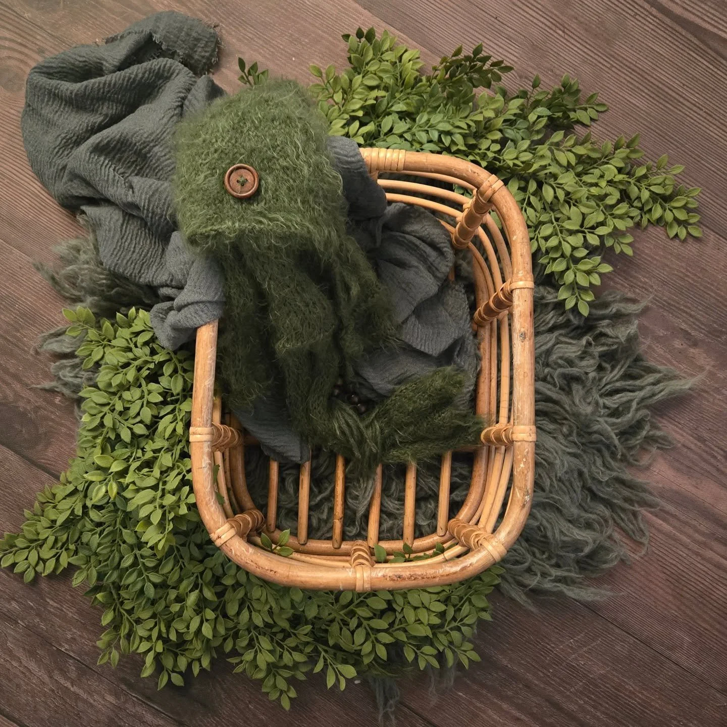 Today's newborn session will include this setup, which incorporates the earthy tones Mom asked for. I can't wait to see her reaction when she sees her baby in it. 📸👶💕

#newbornphotography #newbornsession #delnortecounty #sweetpeafamiyphotography
#