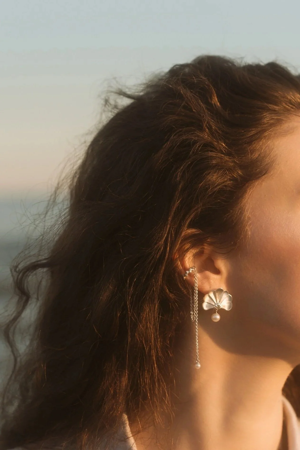Silver shell earrings with white pearls