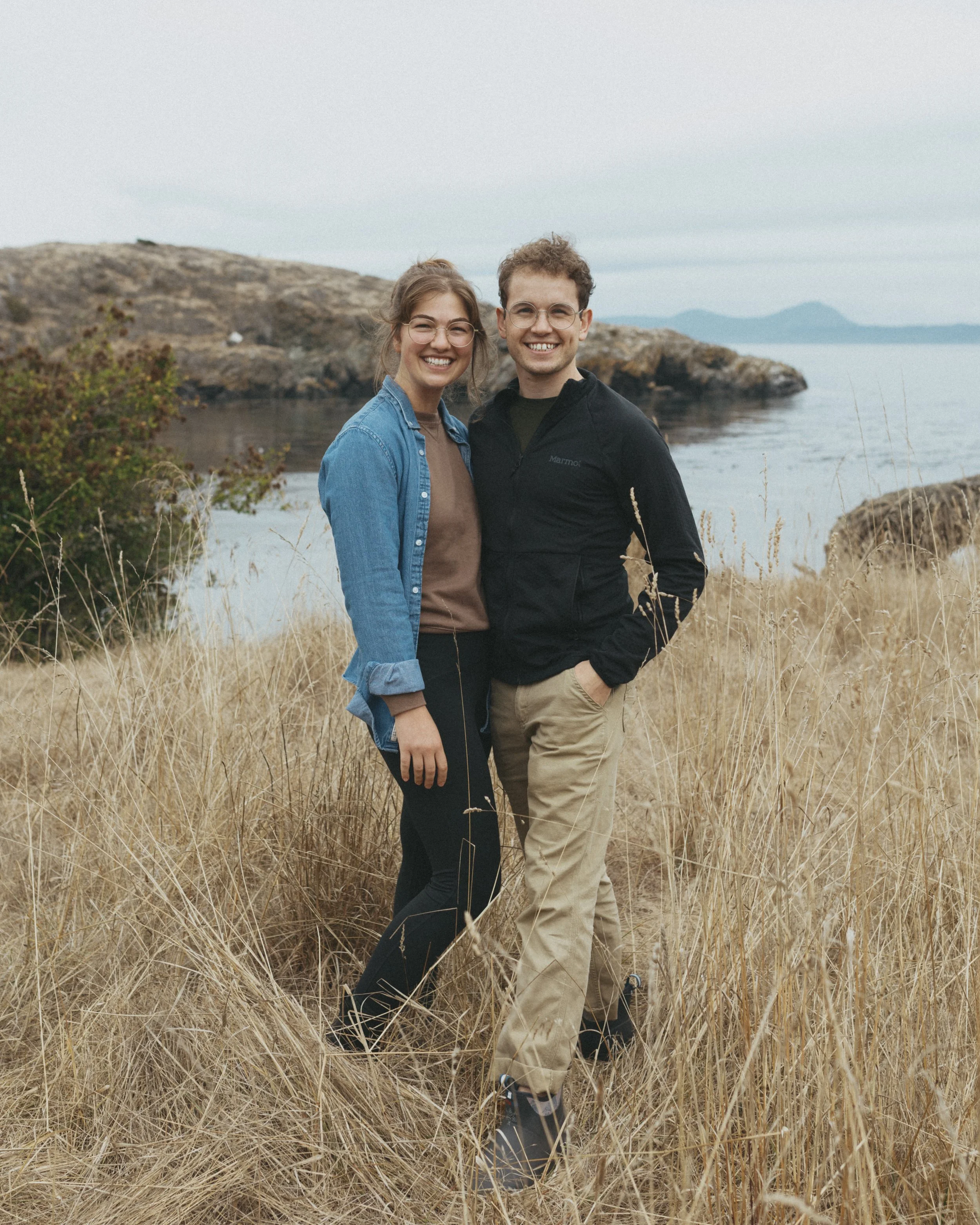 couples photo of a couple by the ocean on Lopez island by local pocatello photographer campbell photography