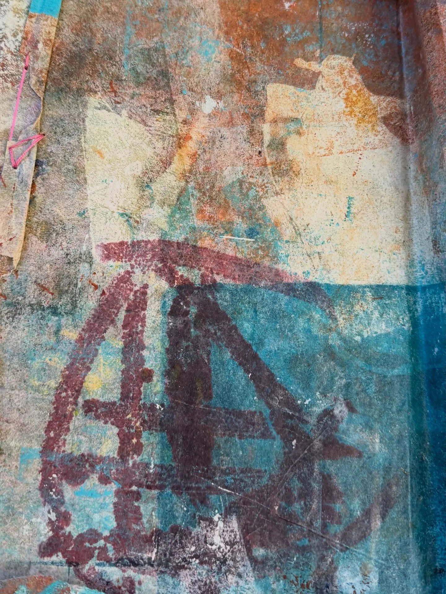 In the studio: letting the surface lead.
Following what&rsquo;s already there.
#abstractart #contemporaryart #mixedmedia #monotype #paintingprocess
layeredpainting materialprocess surfaceandmemory