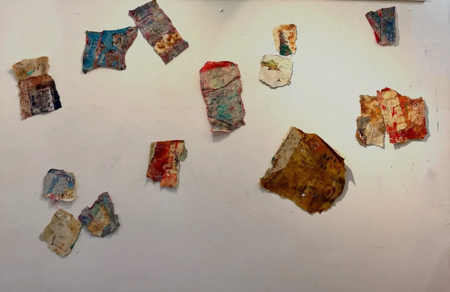 Working out relationships on the wall.

Some pieces take up more space than they should.

I&rsquo;m figuring out what stays&mdash;and what needs to shift. 

#abstractart #mixedmedia #contemporaryart #artstudio #creativeprocess