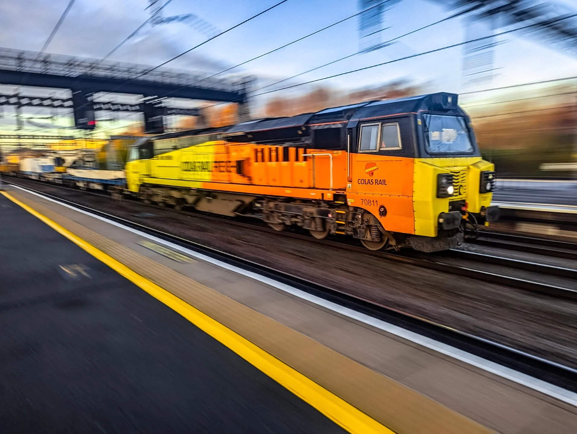 Bored on the platform at Swindon station and this beast from @colasrailuk chugged through. Camera phones are so good now!

#swindon #igerswiltshire #swindonphotographer #swindonphotosoc #swindonlink #greatwesternrailway #googlepixel7pro