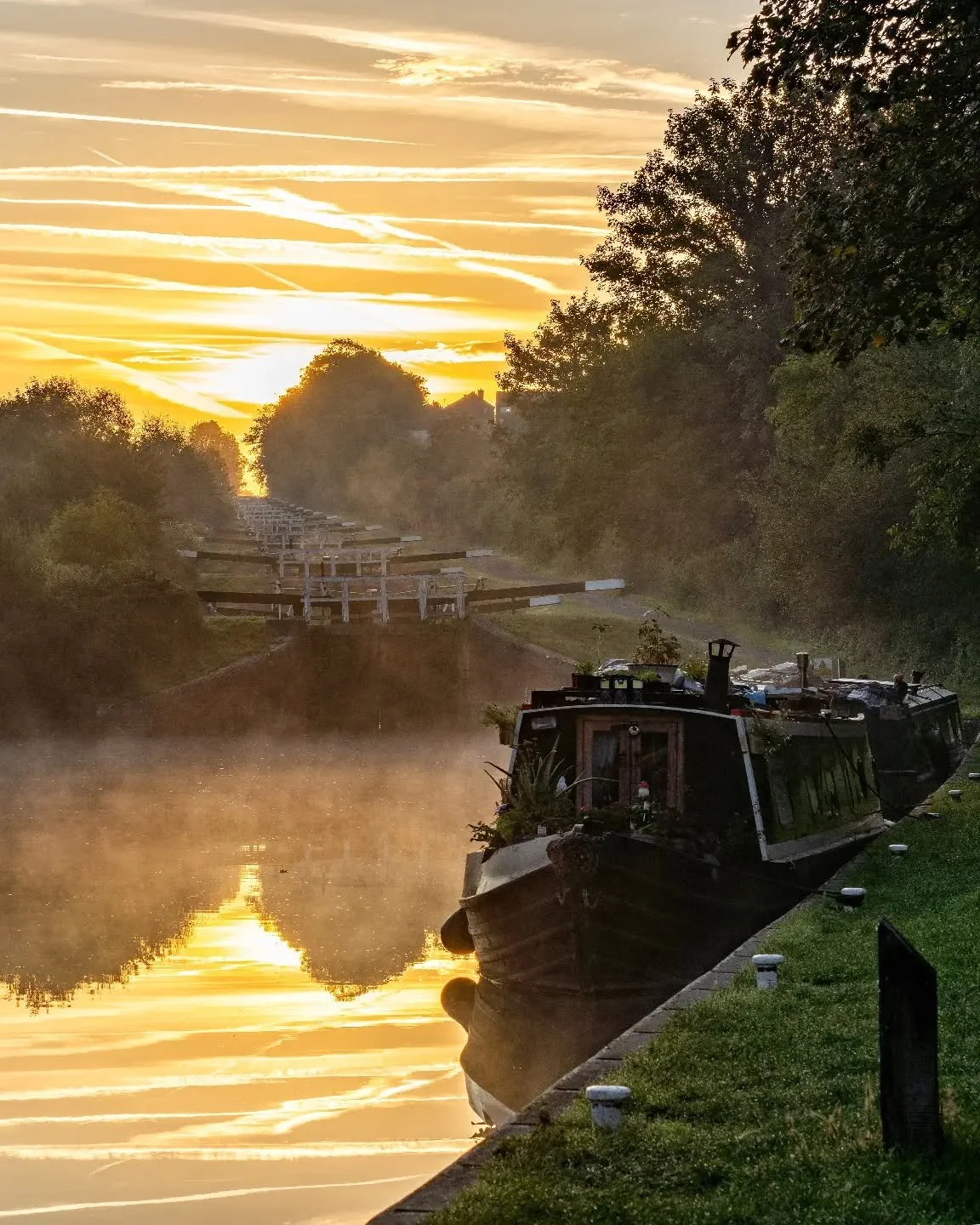 Another 5am start to get out to Caen Hill Locks for the sunrise.  Amazing experience! Tough to get good shots firing into the sun! 

#atmospheresky #igerswiltshire #wiltshirelife #wiltshirephotographer #sunriseoftheday #sunrisephotography #canalphoto