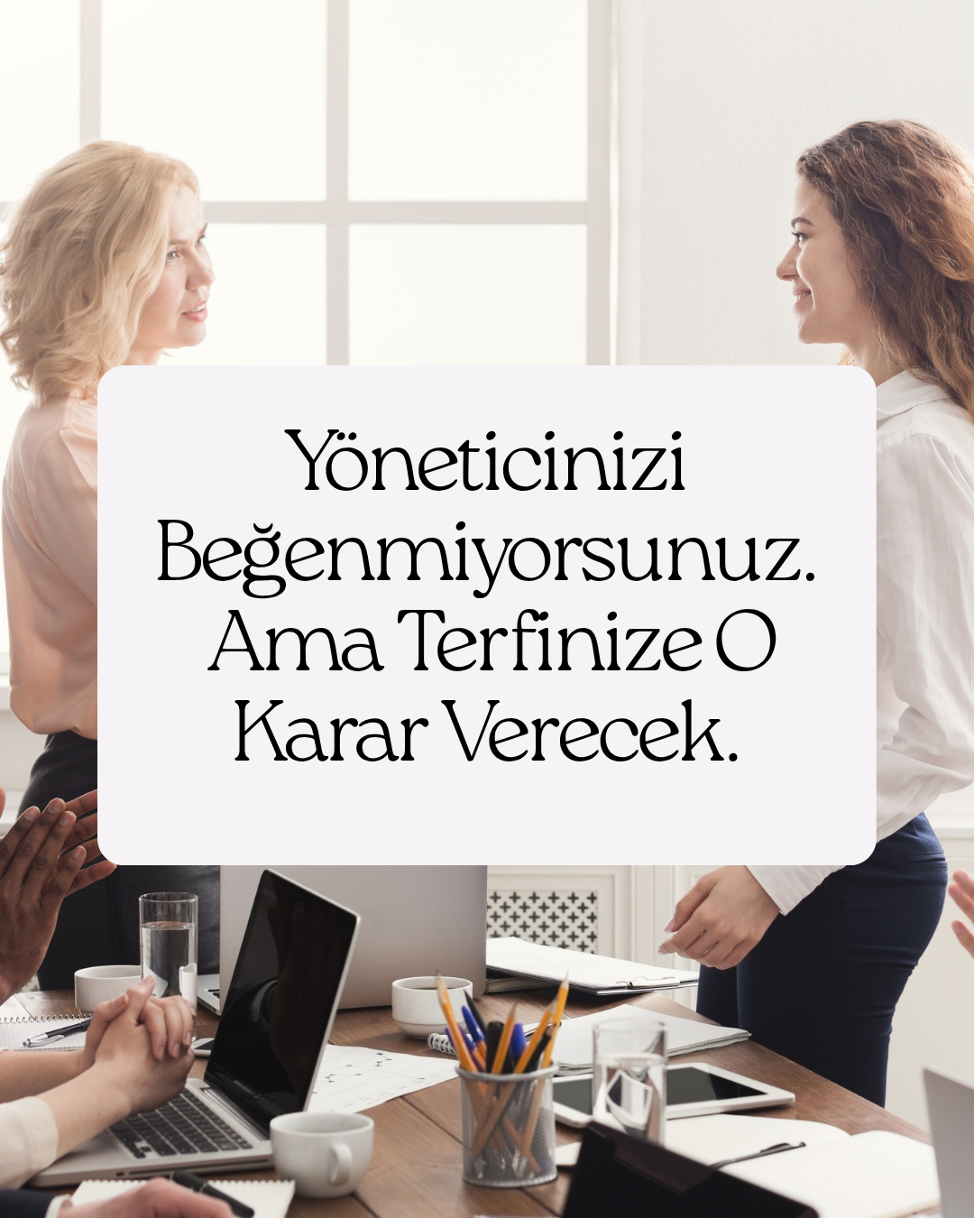 İş toplantısı yapan profesyonellerin görseli üzerinde “Yöneticinizi Beğenmiyorsunuz. Ama Terfinize O Karar Verecek.” yazısı.