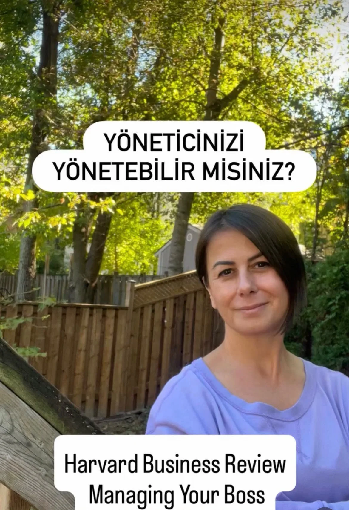 Kariyer danışmanının fotoğrafı üzerinde “Yöneticinizi Yönetebilir misiniz?” ve “Harvard Business Review Managing Your Boss” yazıları.