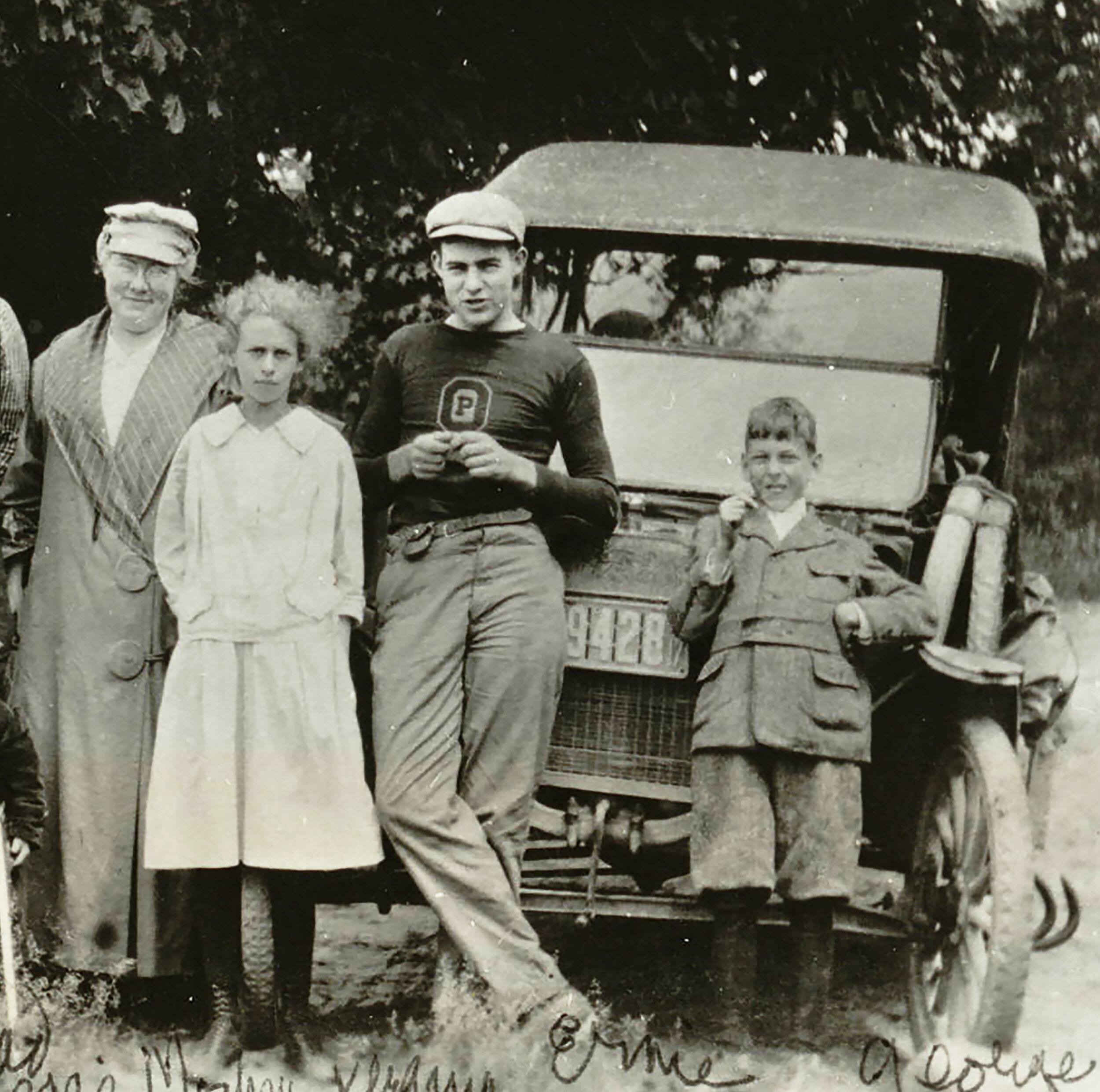 Extended_Hemingway_Family_including_Ernest_Grace_Hall_and_Clarence_Edmonds_1917_CROP.jpeg