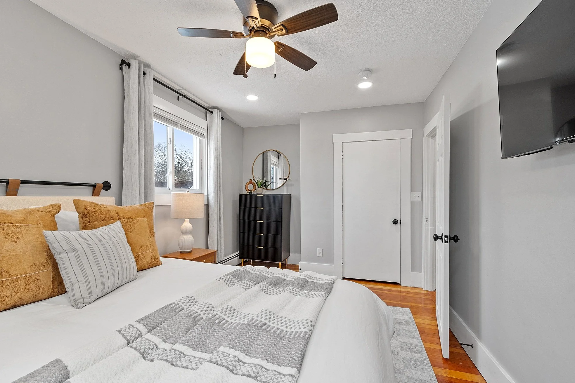 Bedroom 1 (pic 2).jpg