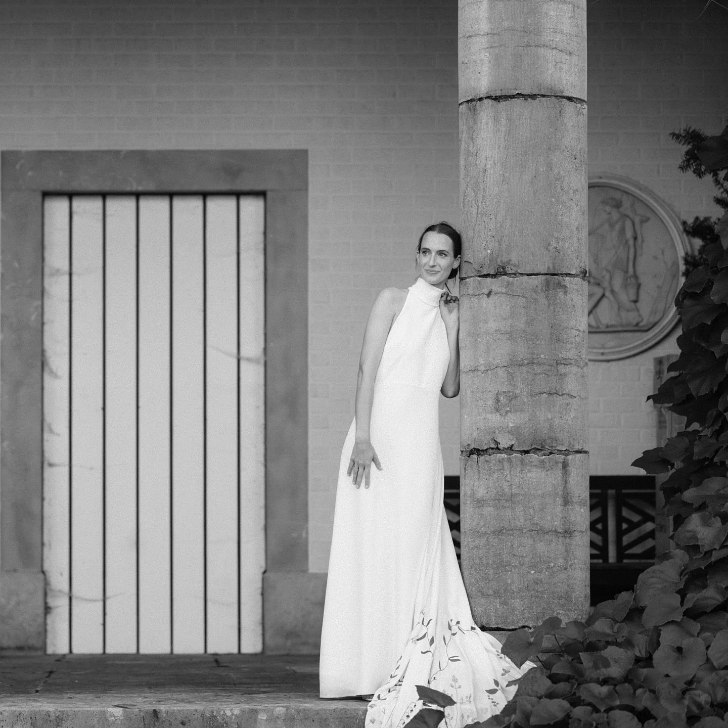 VALENTINE, July 2023
Mixing simplicity and unexpected details. Couldn&rsquo;t resist a little flashback to some of my 2023 gorgeous brides.

Photos: @d_malou

#love #bridal #marieedujour #mariee2024
#robedemariee #robesemarieesurmesure #mariage
#wedd