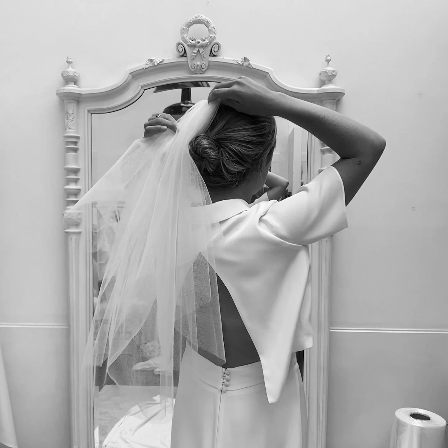 CAMILLE, Ao&ucirc;t 2024
Tr&egrave;s heureuse d&rsquo;avoir d&eacute;velopp&eacute; et mis en avant l&rsquo;unicit&eacute; de Camille avec cet ensemble chemisier - jupe. Princesse des temps moderne, &agrave; la fois minimaliste, audacieuse et romanti