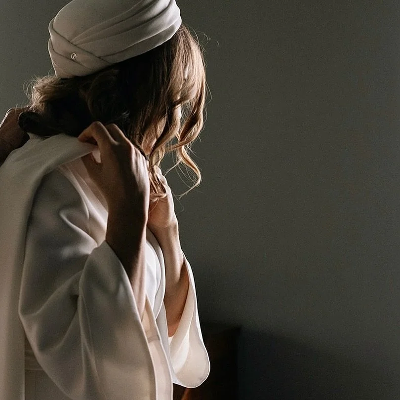 G&Eacute;RALDINE, Janvier 2024
Un tailleur et une &eacute;charpe ultra longue en guise de tra&icirc;ne. Un chapeau sign&eacute; Fabienne Delvigne pour parfaire le tout. 
Une alternative &eacute;l&eacute;gante et moderne lorsque les robes de mari&eacu