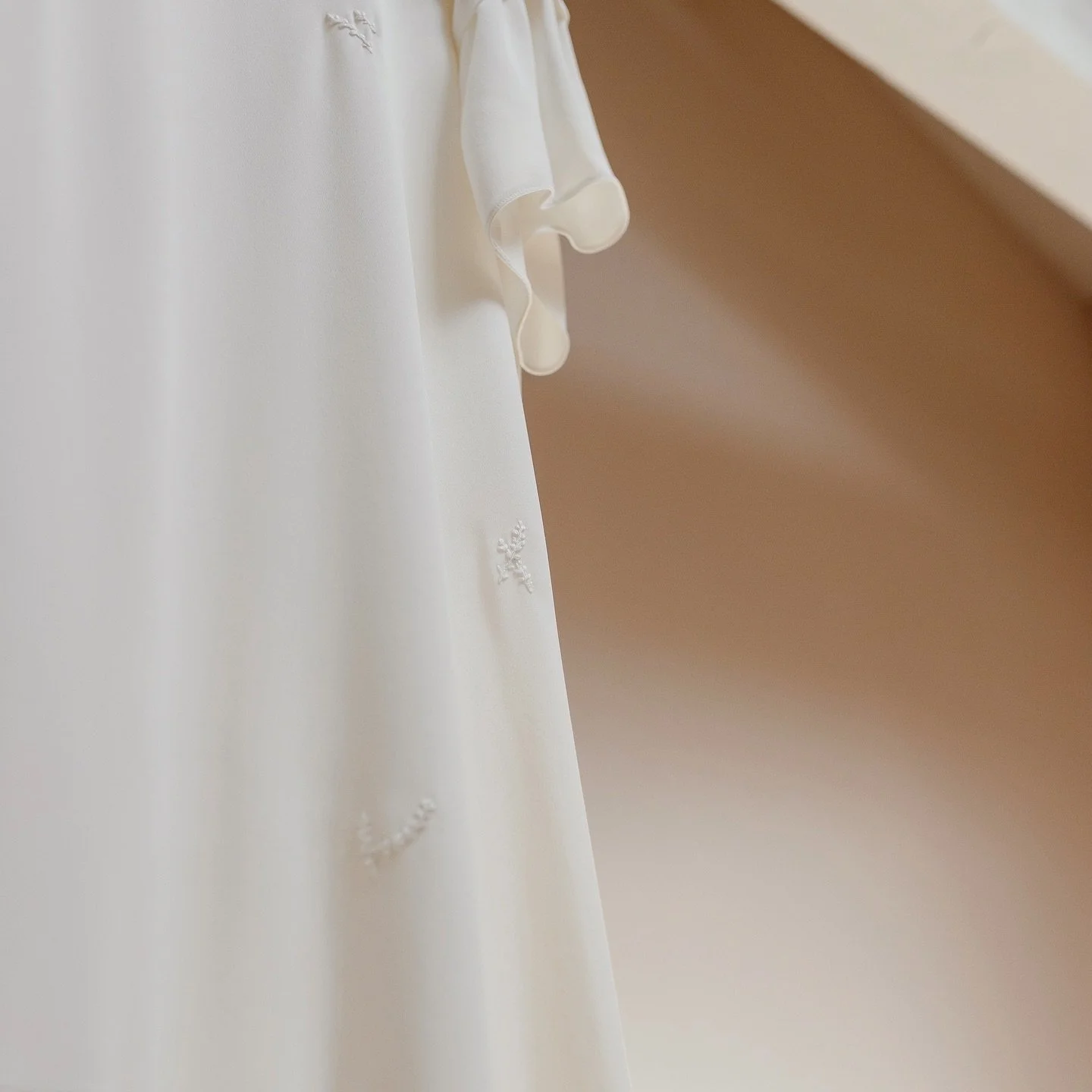 D&eacute;tail subtile. Zoom sur les d&eacute;licates lavandes blanches de @garancebrunard pour le projet sur-mesure de @mathzurstra.

📷 @lauralacourt