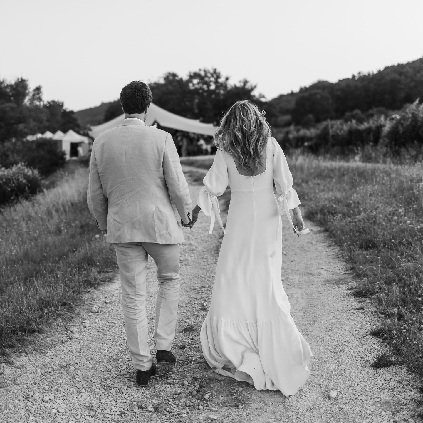 MATHILDE, July 2023
Provence, square neckline, rubans, puff sleeves, lavender fields and lavender embroidery ☀️

A wedding should be always a reflection of your personality.

📷 @lauralacourt 

#weddingdress #wedding #bride #bridetobe  #brideandgroom