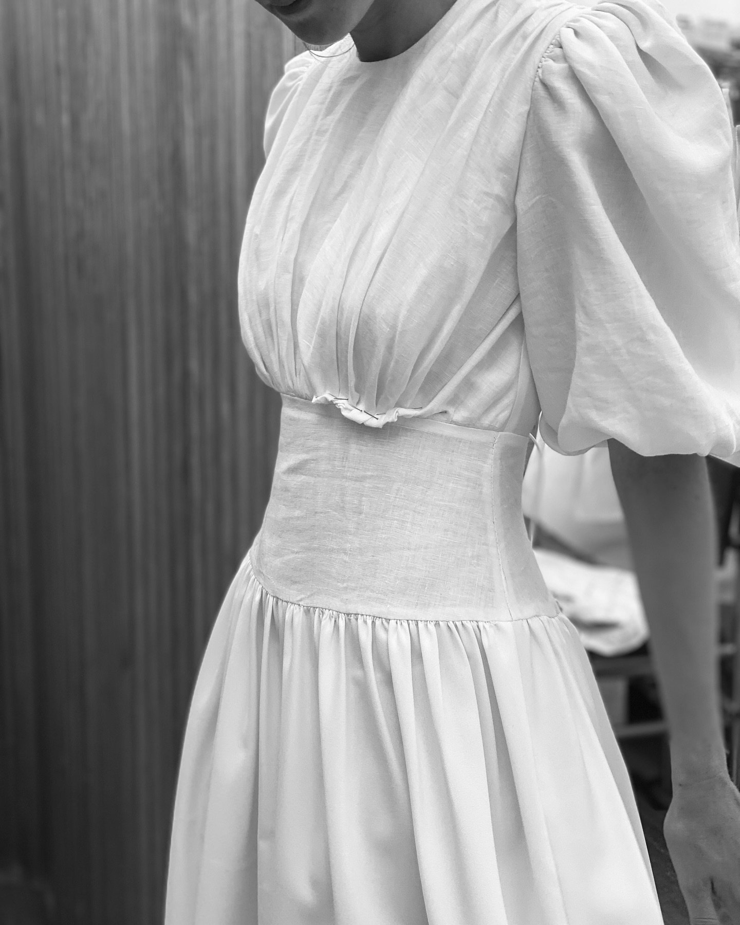 GARANCE, Septembre 2024
D&eacute;tails, essayages et sourires. Un projet plein de caract&egrave;re avec un tissu 100% lin comme ligne directrice.

Merci Garance pour ta confiance, ta douceur, j&rsquo;ai ador&eacute; t&rsquo;accompagner &agrave; chaqu