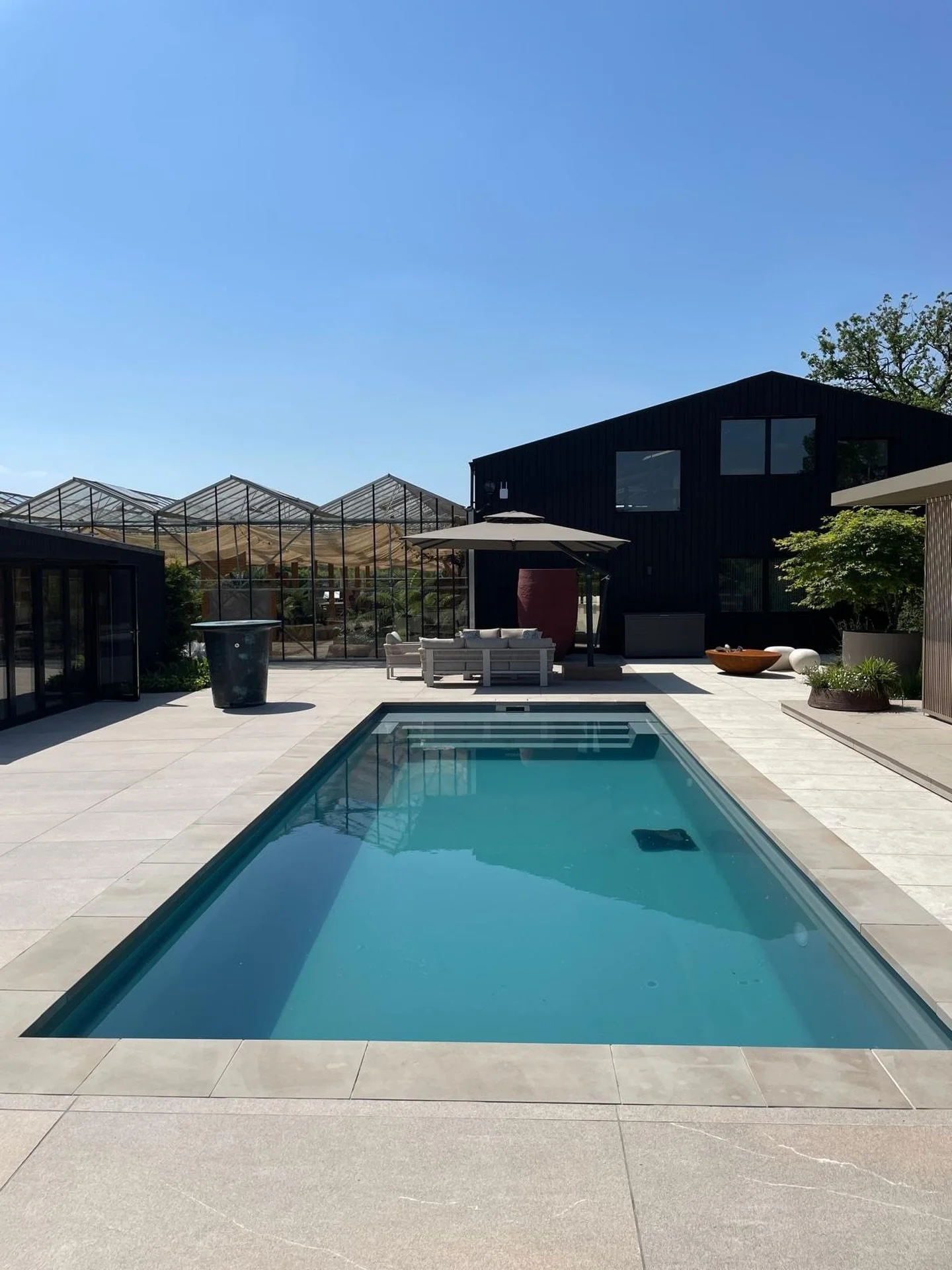 Making the most of the weather with clients by the CSPAS display pool. 💦 ☀️ 
Hard to complain about meetings when this is the backdrop. 

#CSPAS #cheshireswimmingpools #LuxurySpaces #DisplayPool #LandscapeDesign