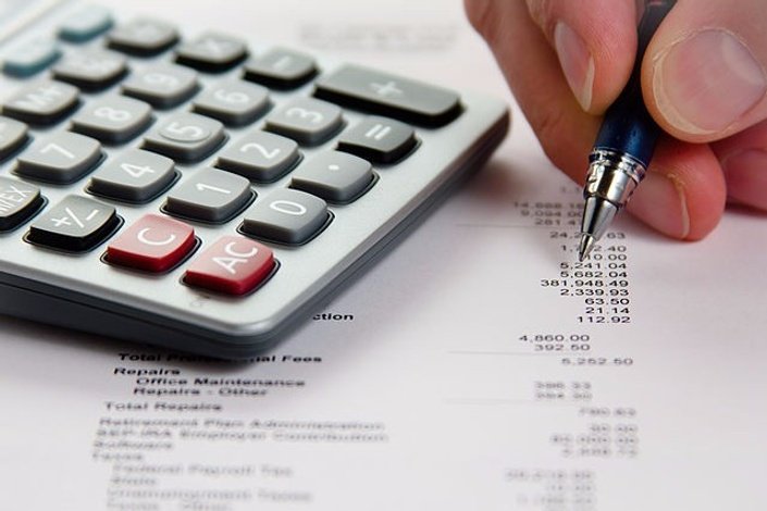 640px-Analyzing_Financial_Data_5099605109.jpg
