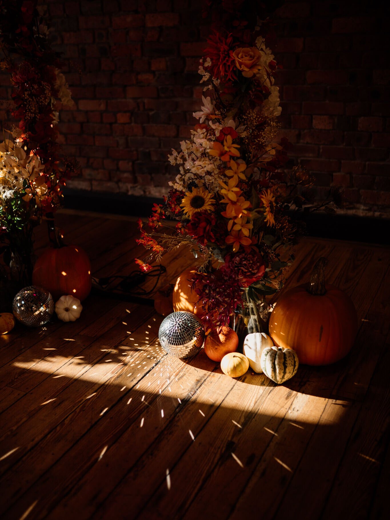 When that autumn sun hits just right 👌 😍 

Stunning details at The Castlefield Rooms for Lee and Rob's epic autumn wedding, with @frogmcr working their floral magic as per 🪩 🌻 🍂 

Photographer: @laurabarehamphotography
Venue: @thecastlefieldroom