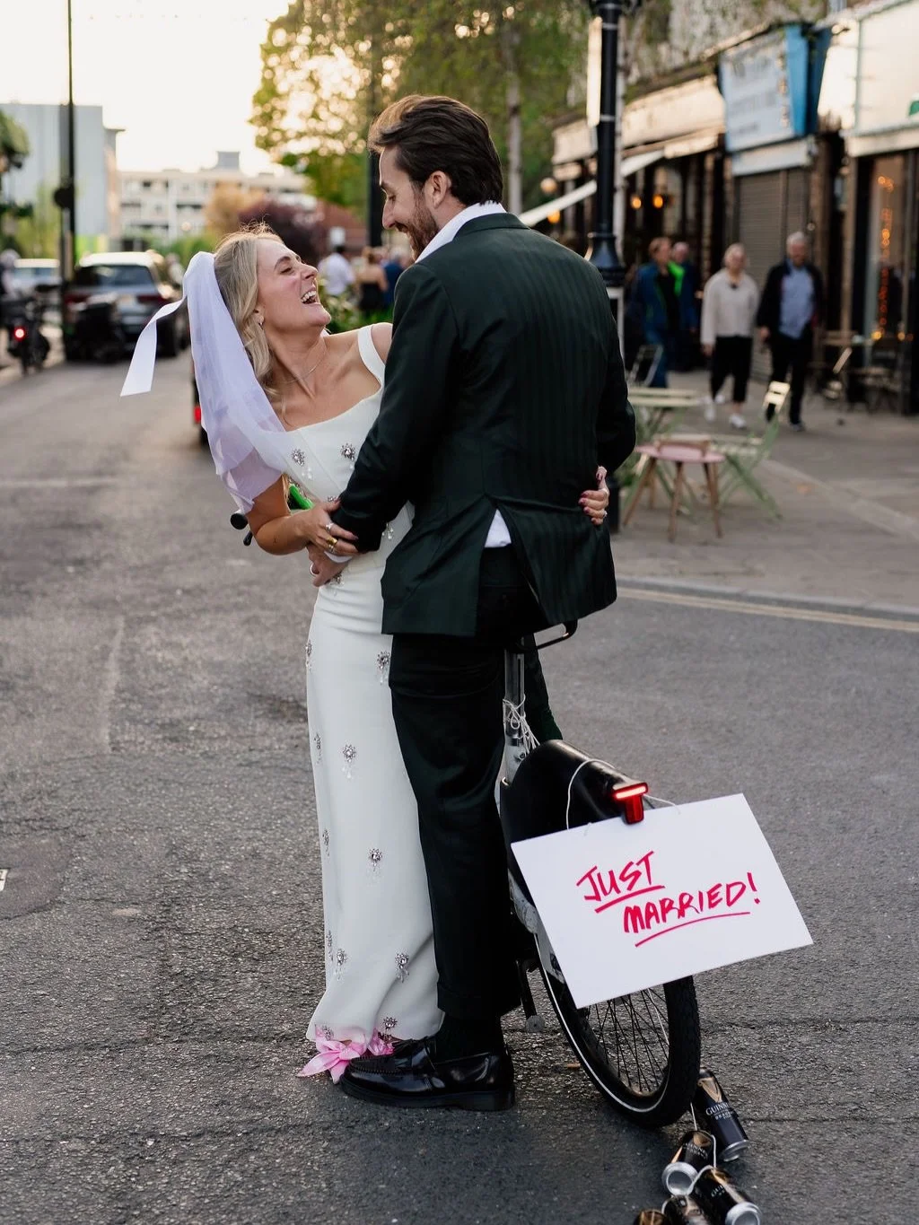 A few previews from Lew &amp; G&rsquo;s quite frankly outrageous Islington wedding on Saturday 😍

London showed up in all its finery while we hopped between Chapel Market Tavern and Islington Town Hall, with a stint on a vintage London double decker