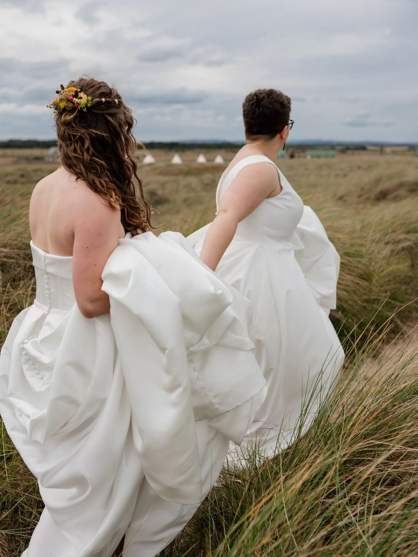 Yaz and Eilidh in the long grass on Druridge Bay just before Prosecco and rounders on the beach, sandy toes and soggy dresses 🙌🏼

These two are so unapologetically themselves, generous with their love and attention and have the most open hearts tow