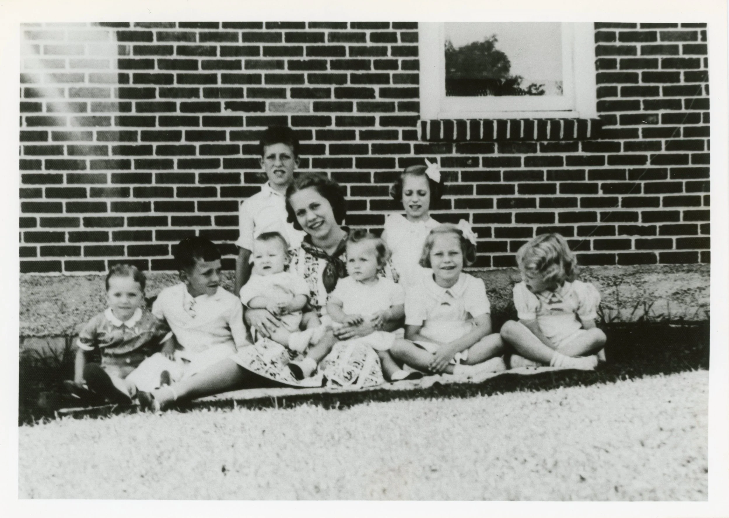 938 - Jim, Peggy Brown, Jeanine, Phil N. Harrie Hall, Abbie, Marilyn, Mary, and Thelma Anderson