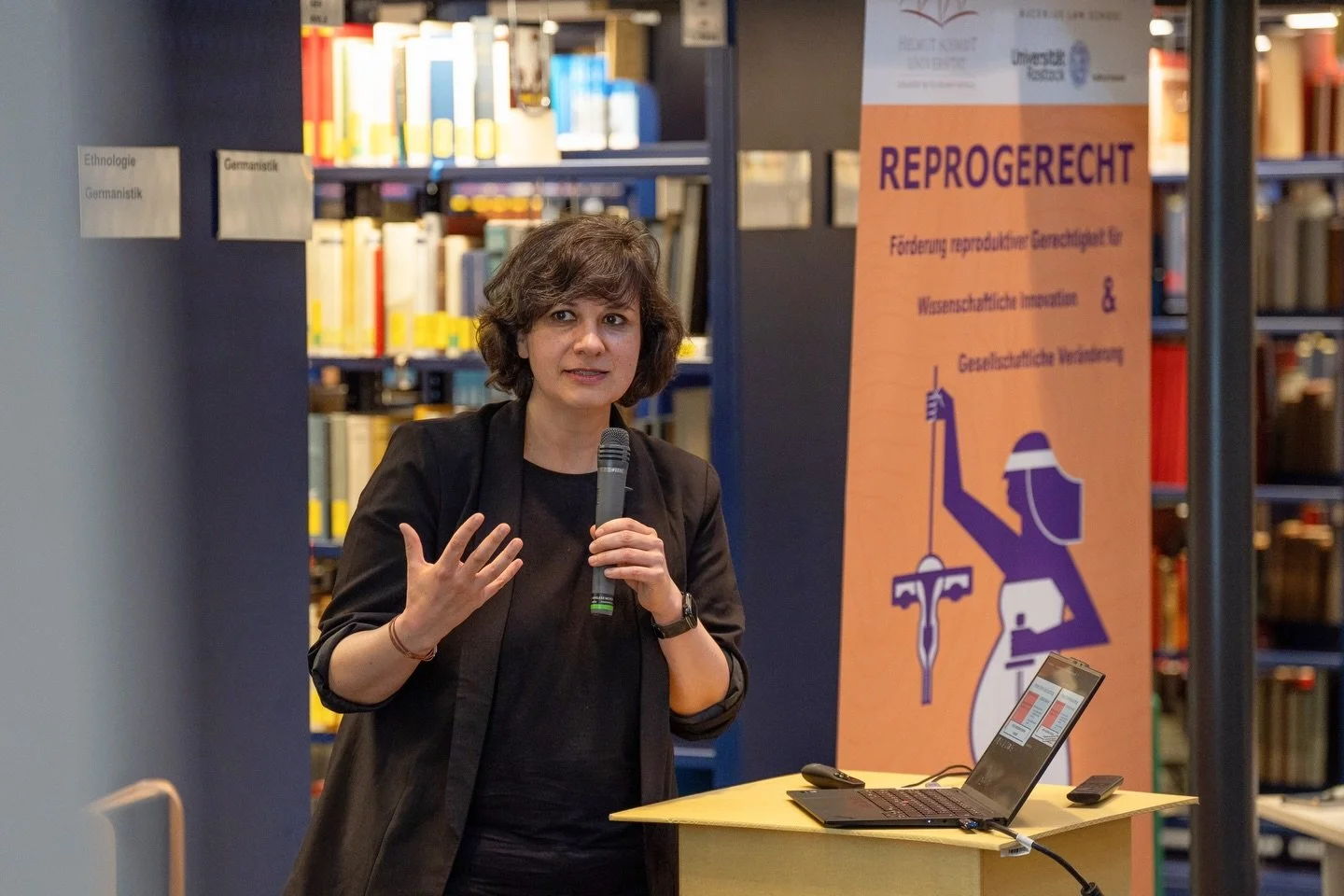 &bdquo;Nicht von schlechten Eltern &ndash; Das Abstammungsrecht im rechtspolitischen Fokus&ldquo; ⚖️✨

Gestern durften wir gemeinsam mit dem @juristinnenbund Lucy Chebout @justglitza in der H&auml;schengrube der @hsu_bibliothek begr&uuml;&szlig;en. I