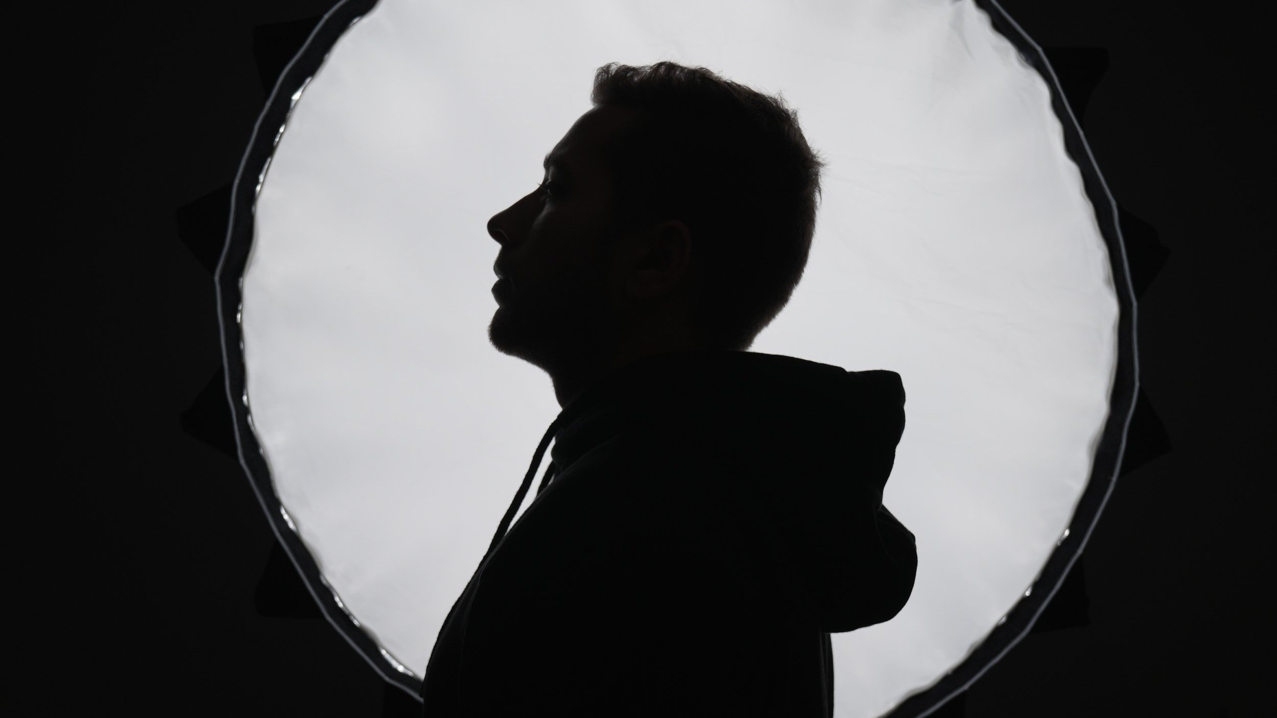 Silhouette von Sergio Leon Mechelk vor einem Ringlicht