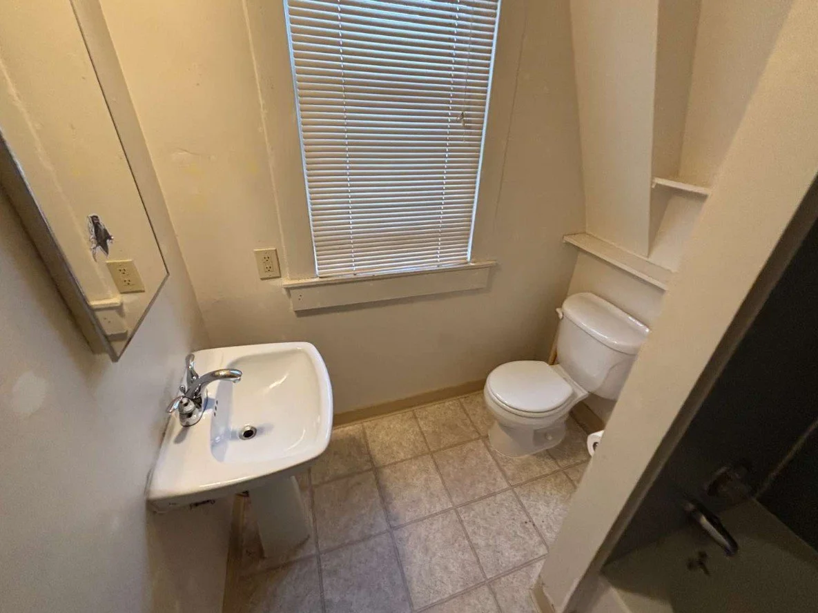 617 Se 20th Bathroom Before.jpg