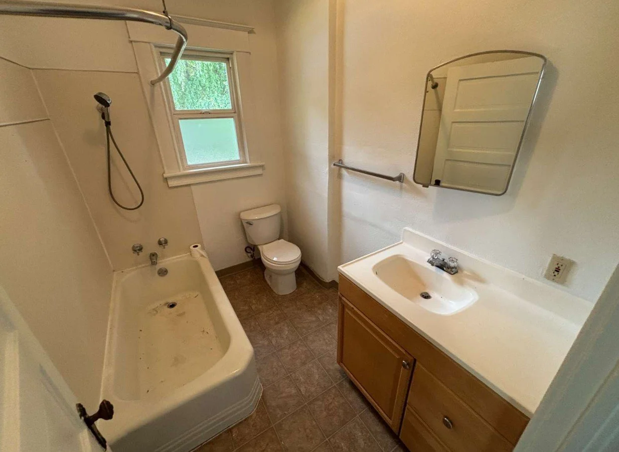 316 Se 20th Before bathroom.jpg