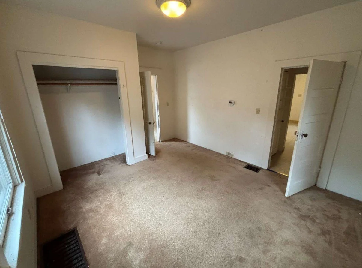 617 Se 20th lving room before.jpg