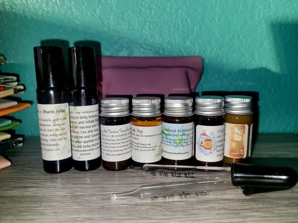tincture-travel-kit-on-the-go.jpg