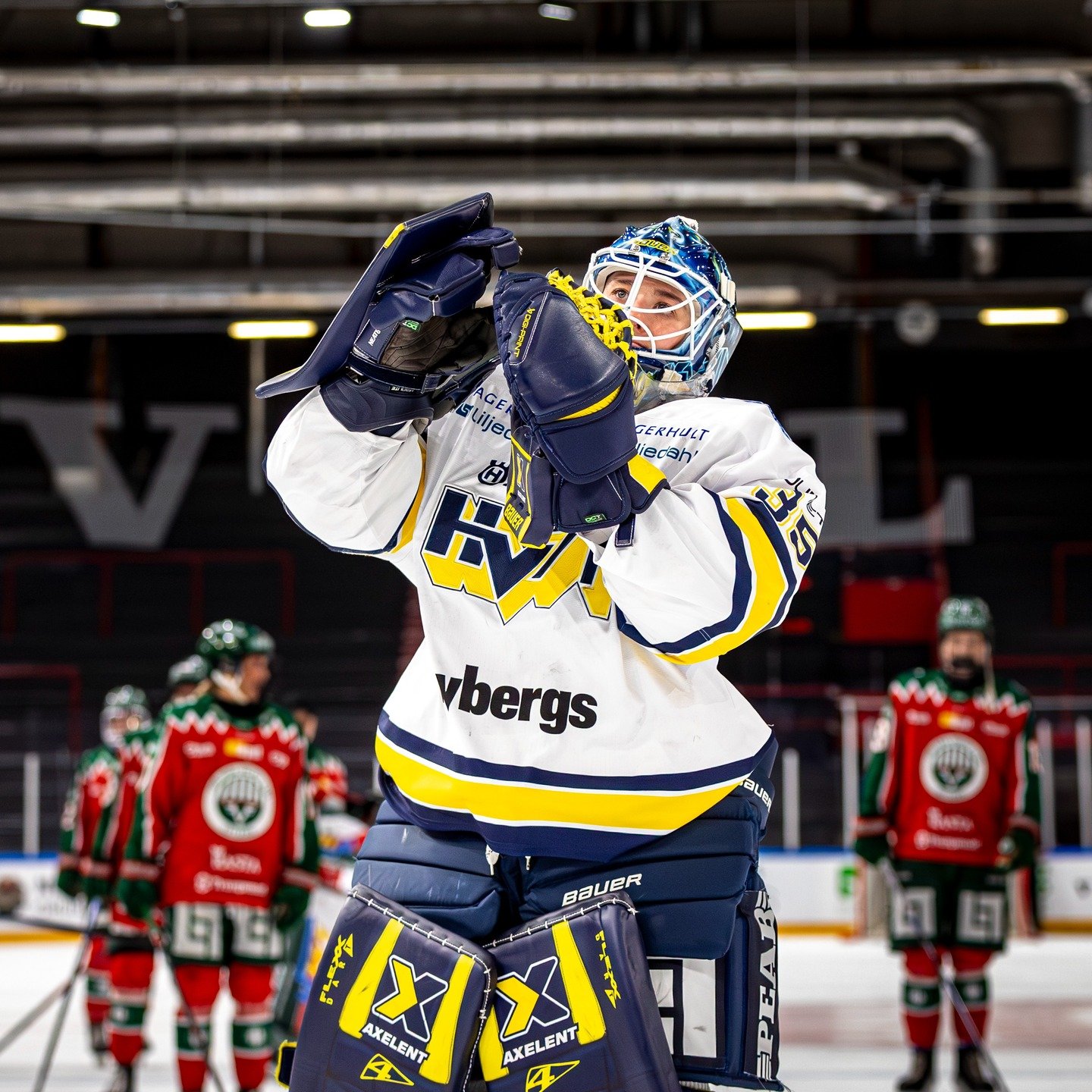 Eyes full of memories for Stephanie Neatby on her first outing against her old team.

📸 Marco Rimola
&copy;️ Marco Rimola Photography
⚠️ All rights reserved | Unauthorized use is prohibited
#hv71 #Fr&ouml;lundaHC #SDHL #StephanieNeatby #Goalkeeper #