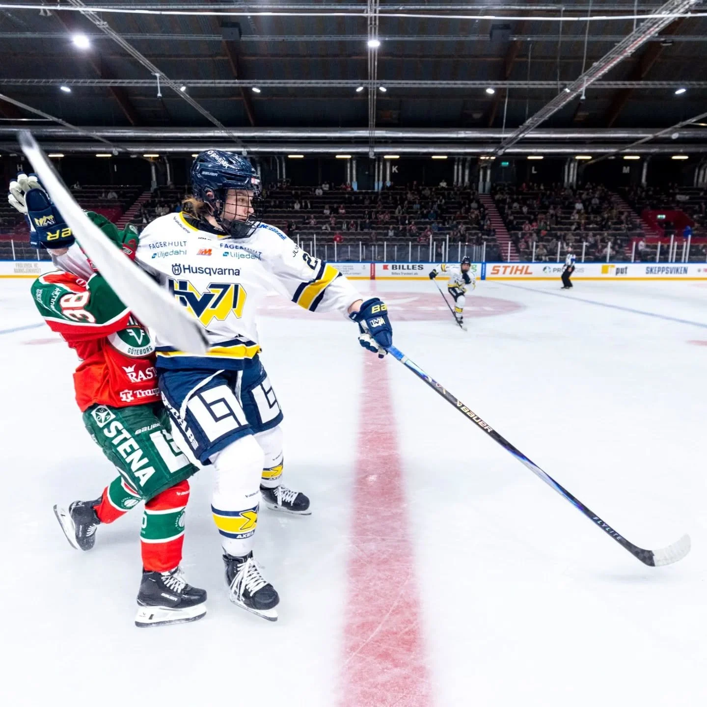 When the play comes straight at you!

A close battle between HV71&rsquo;s #21 Evelyne Blais-Savoie and Fr&ouml;lunda&rsquo;s #36 Emilia Bergeby Hallbeck during the SDHL matchup at Fr&ouml;lundaborg, G&ouml;teborg

📍Fr&ouml;lundaborg
📸 Marco Rimola
