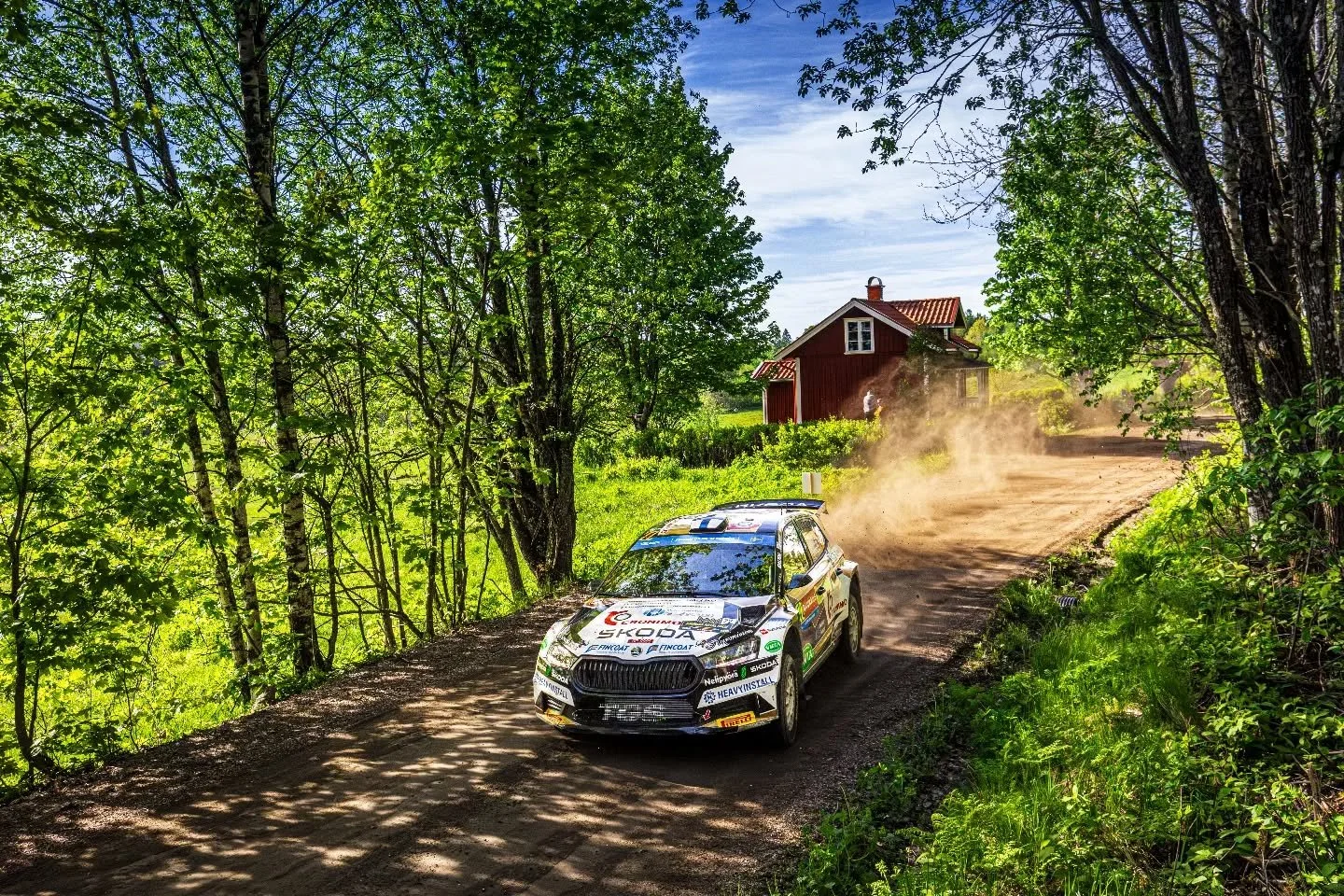 S&ocirc;la sken p&aring; r&auml;tt bil ida. (In V&auml;rmland dialect: &ldquo;The sun shone on the right car today&rdquo;)

Mikko Heikkil&auml; passing through classic V&auml;rmland scenery on his way to victory at ERC BAUHAUS Royal Rally Sweden.

📸