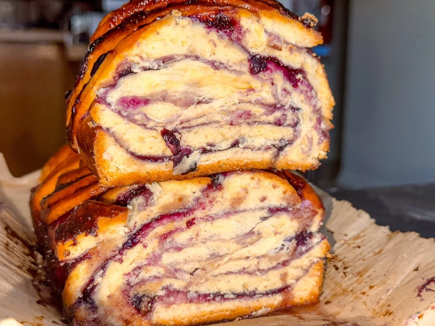 🍞🫐BLUEBERRY BABKA RESULTS 🫐 🍞 
&bull;
&bull;
&bull;
&bull;
#babkabread #artisanalbread #breadbosses #breadmaking #bakerybusiness #yumyumyum #beezsbakery
