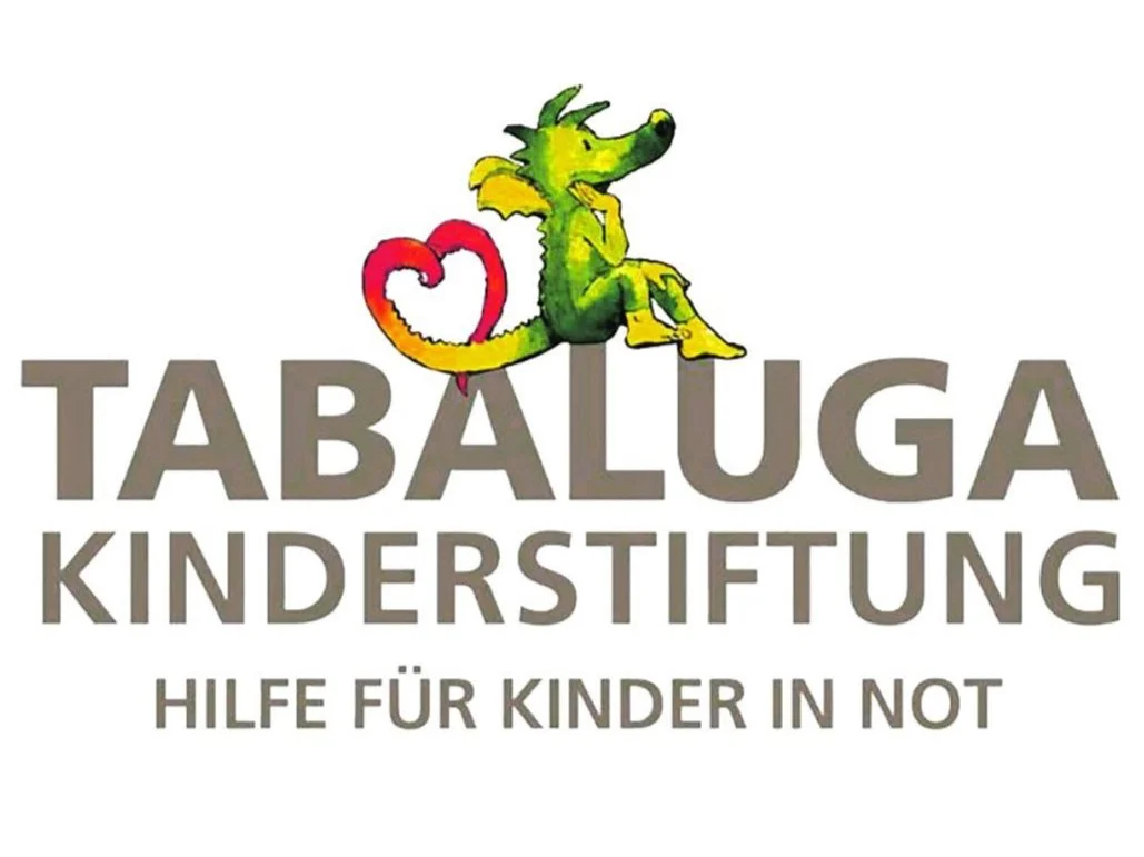 Logo der Tabaluga Kinderstiftung mit einem grünen Drachen, der einen roten Herzschwanz hat, und dem Text "TABALUGA KINDERSTIFTUNG HILFE FÜR KINDER IN NOT".