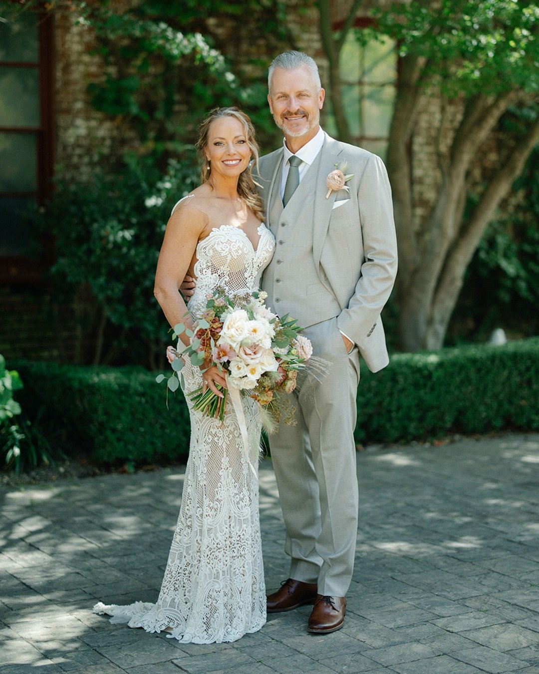 Kim + Jeff, tucked away in the gardens of Estate Yountville. A few favorite moments from their wedding day. 🤍

Planning: @lovelydayeventsxo
Venue: @theestateyountville
Cake: @flourandbloomcakes
Hair &amp; Makeup: @carriealdous
Rentals: @theonicollec