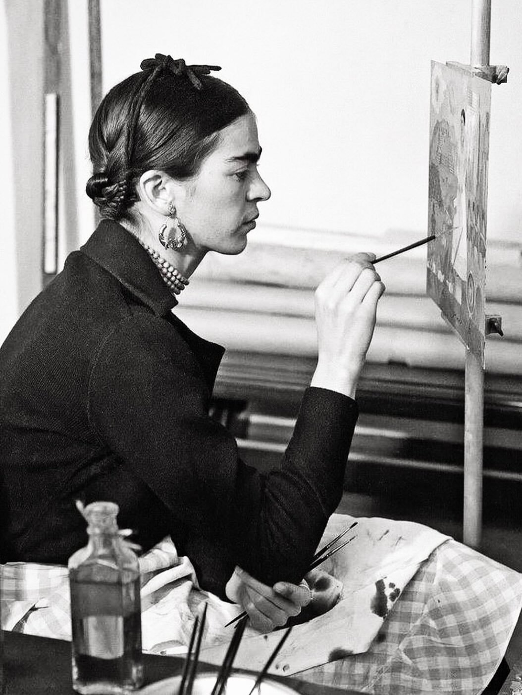 The magic of an artist in the studio.

#artistsatwork #artiststudios #studiovisit #creativeprocess #lifeofanartist 

1: Frida Kahlo @piecewithartist 
2: Alex Katz @operagallery 
3: Ruth Asawa photographed by Rondal Partridge
4: Helen Frankenthaler ph