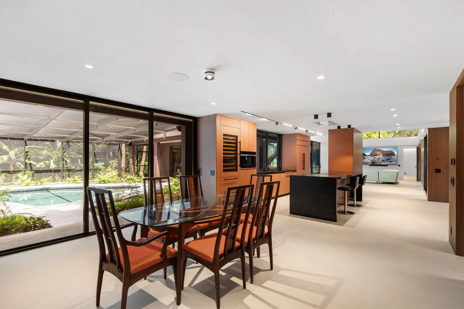 25-dining-kitchen.jpg