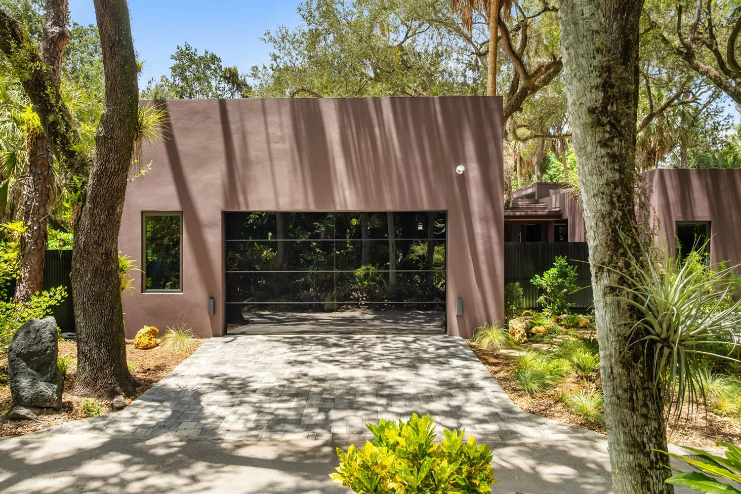 02a-ext-garage.jpg