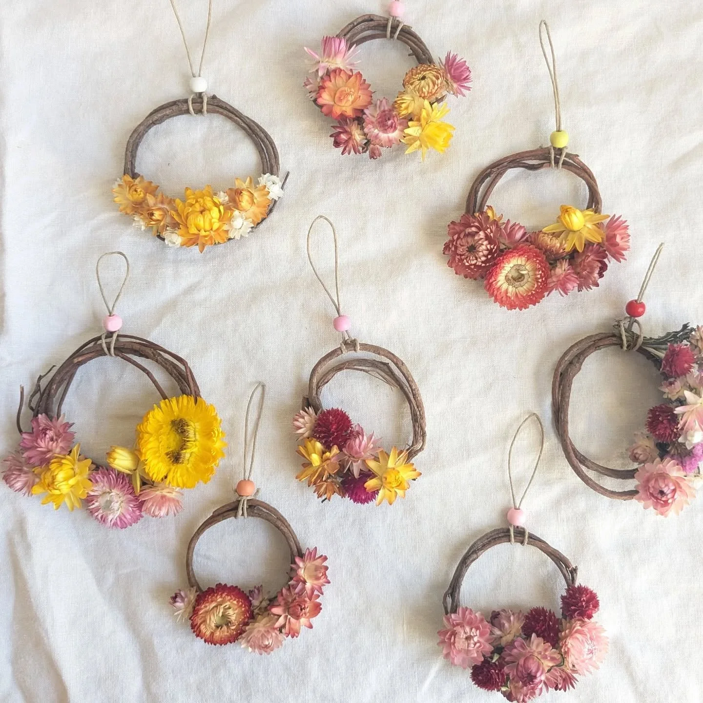 Monday mini wreaths.

I break a lot of strawflower stems. They all get saved to make into mini wreath ornaments.