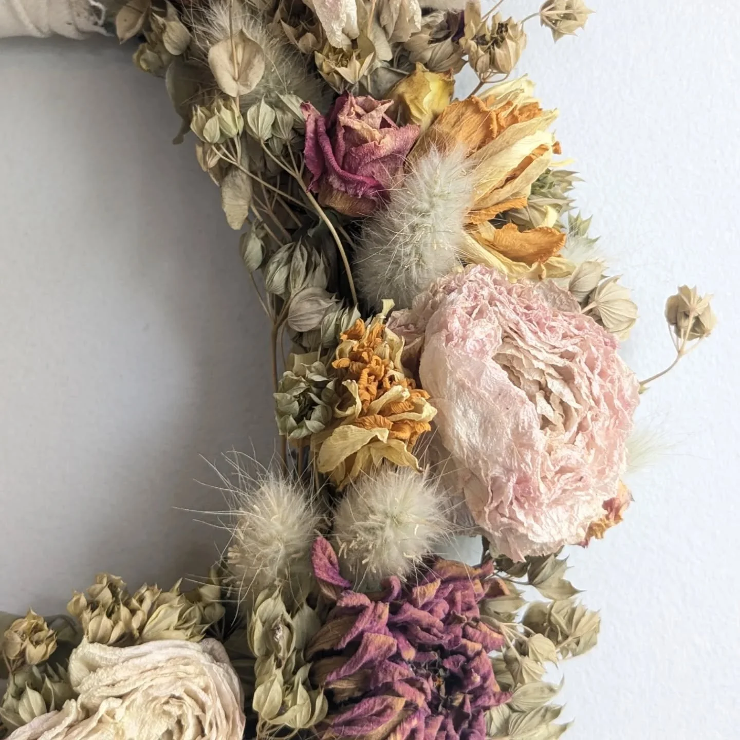 This Friday the next batch of wreaths will be ready to send out. Each is unique, wherever my fingers and flowers decided to go the day I made it. Follow the link in my bio > sign up for my email list > be one of the first and few to see all the