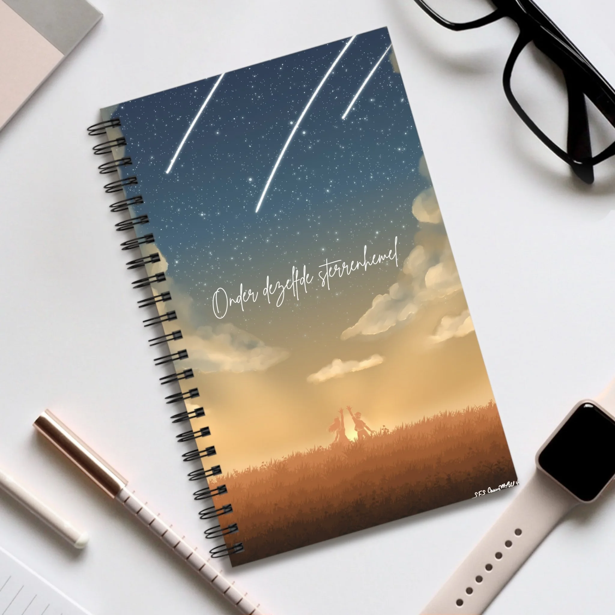 Spiraalnotitieboekje met illustratie Onder dezelfde sterrenhemel, speelse hemelse kunst door Starlight Falls Studio Haarlem