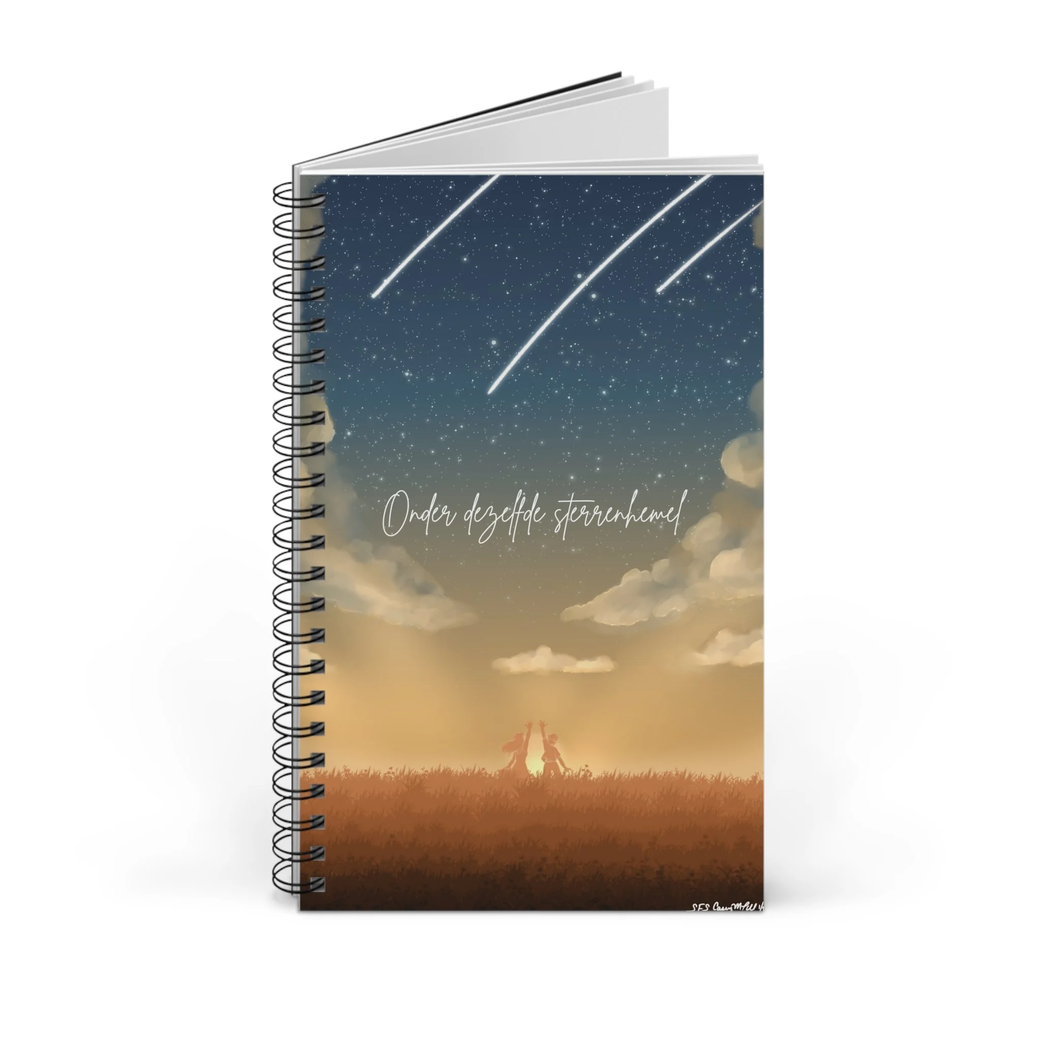 Spiraalnotitieboekje met illustratie Onder dezelfde sterrenhemel, speelse hemelse kunst door Starlight Falls Studio Haarlem