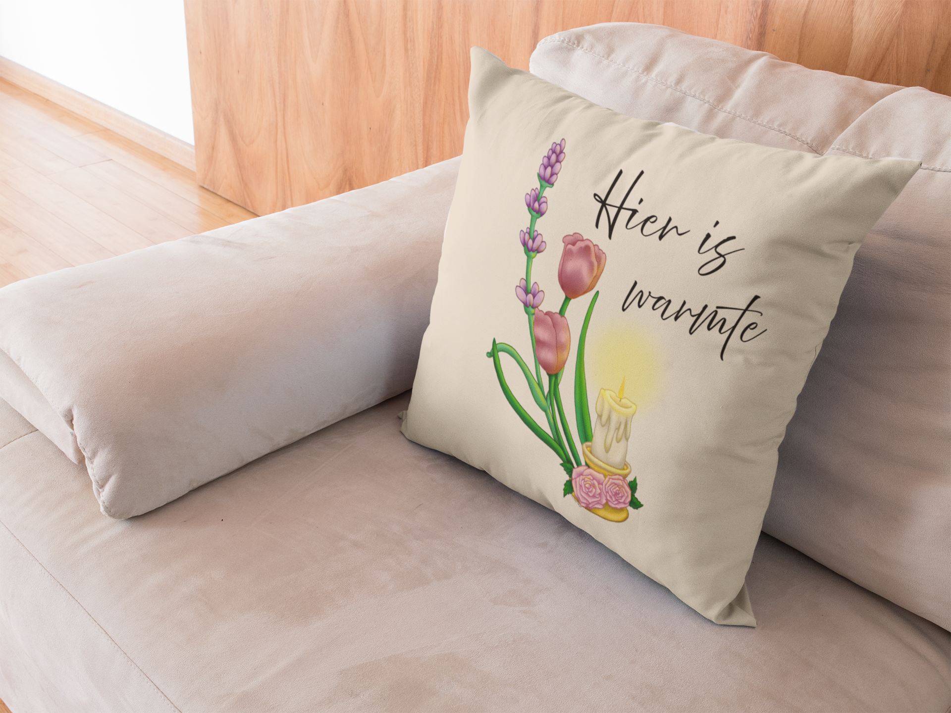 There Is Warmth Here decoratief crèmekleurig kussen met cottagecore-illustratie met kaarsen, lavendeltakjes en tulpen, speelse woondecoratie ontworpen in Haarlem, Nederland