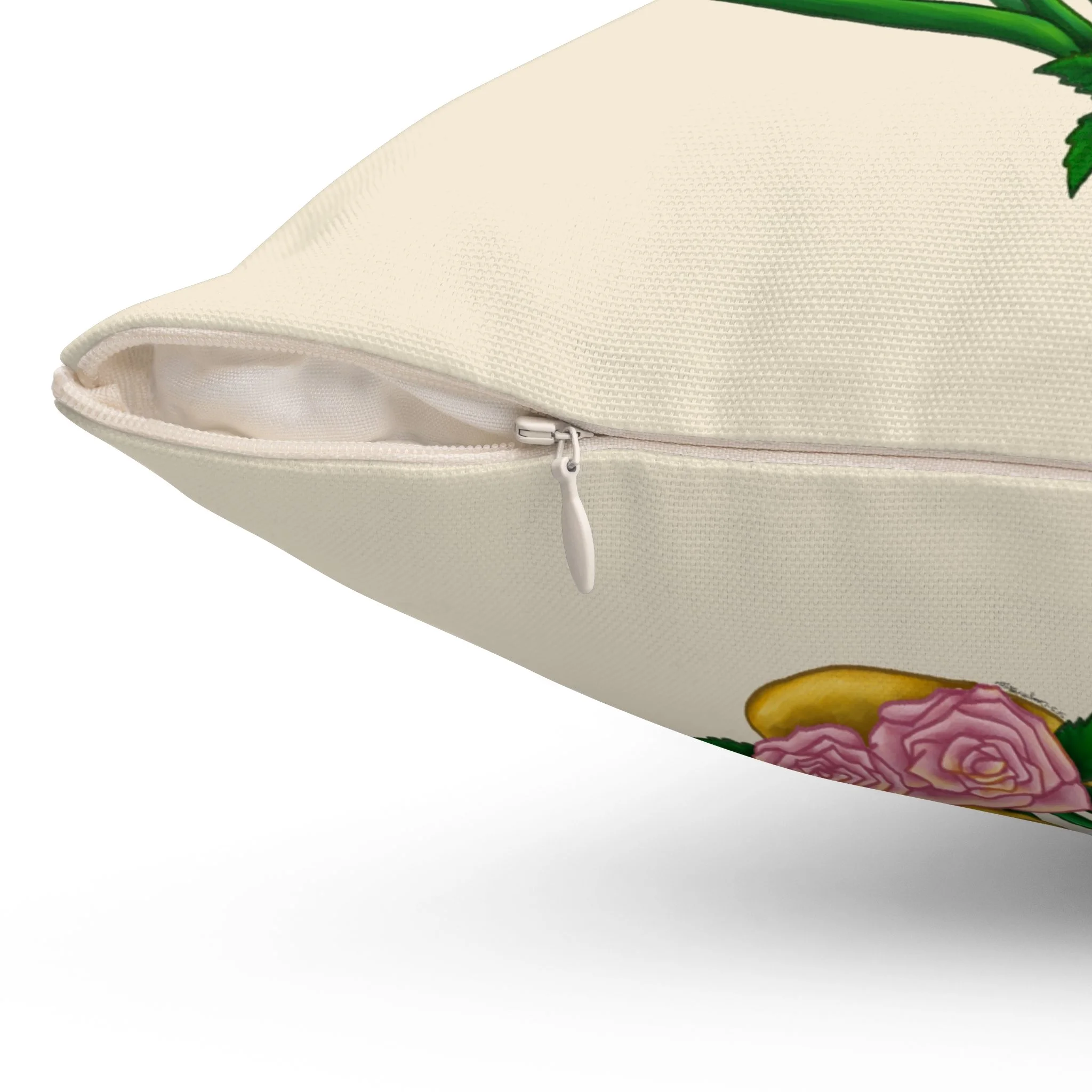 There Is Heatth Here decoratief crèmekleurig kussen met cottagecore-illustratie met kaarsen, lavendeltakken en tulpen, speelse woondecoratie ontworpen in Haarlem, Nederland. Verborgen zijritssluiting