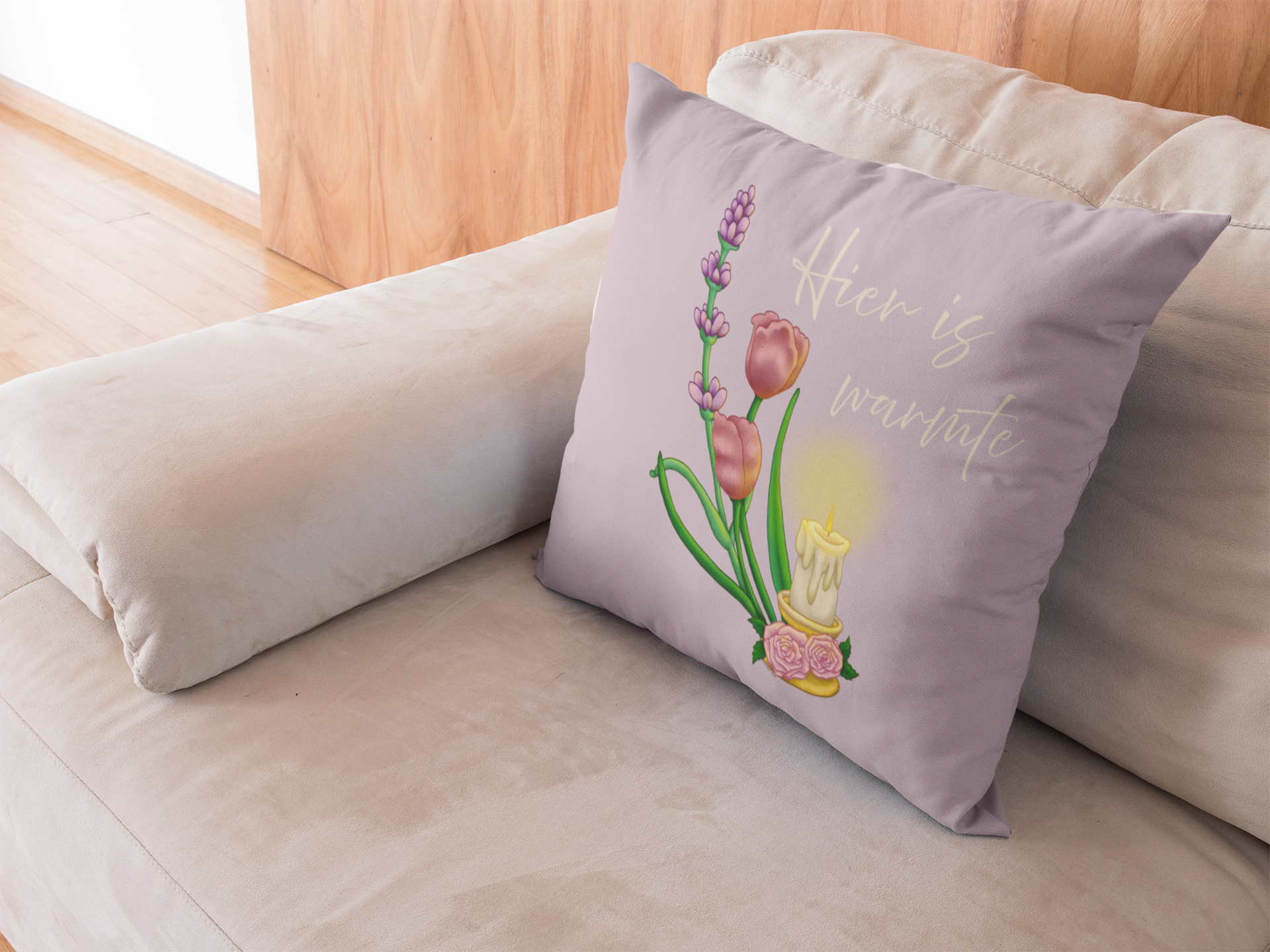 Hier Is Warmte decoratief lavendel kussen met cottagecore illustratie van kaars, lavendel en tulpen, grillige woondecoratie ontworpen in Haarlem Nederland