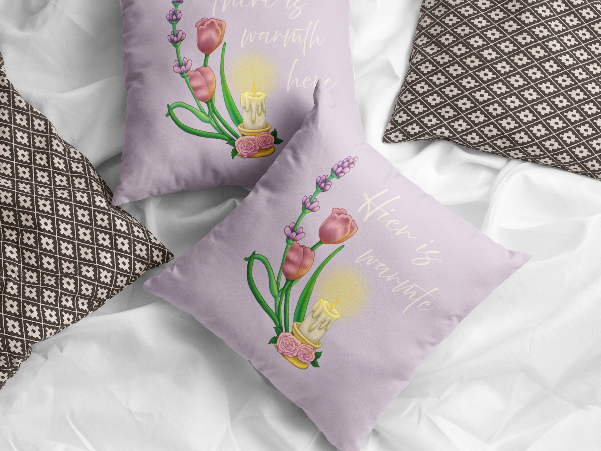 Hier Is Warmte decoratief lavendel kussen met cottagecore illustratie van kaars, lavendel en tulpen, grillige woondecoratie ontworpen in Haarlem Nederland