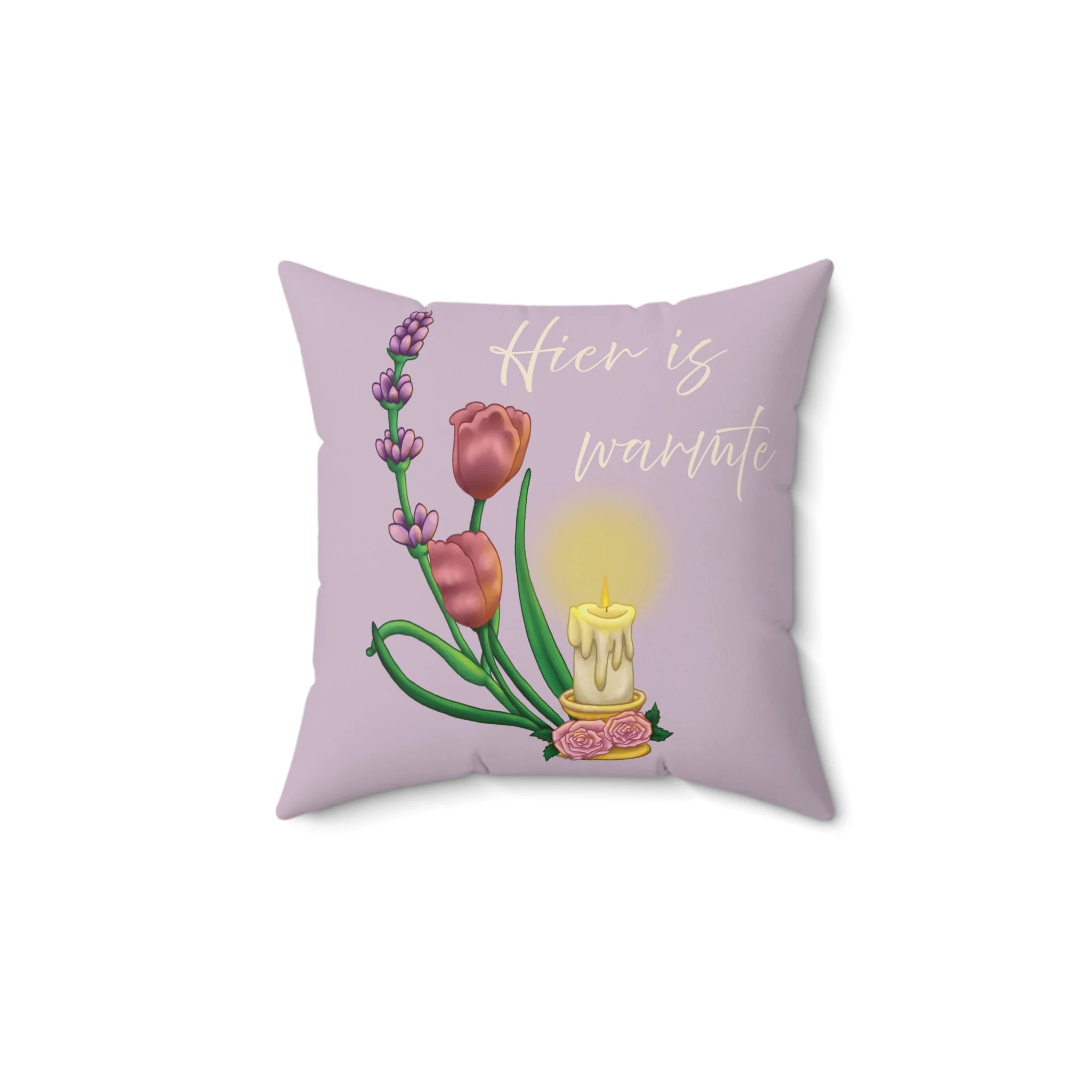 Hier Is Warmte decoratief lavendel kussen met cottagecore illustratie van kaars, lavendel en tulpen, grillige woondecoratie ontworpen in Haarlem Nederland. Size 14x14 in