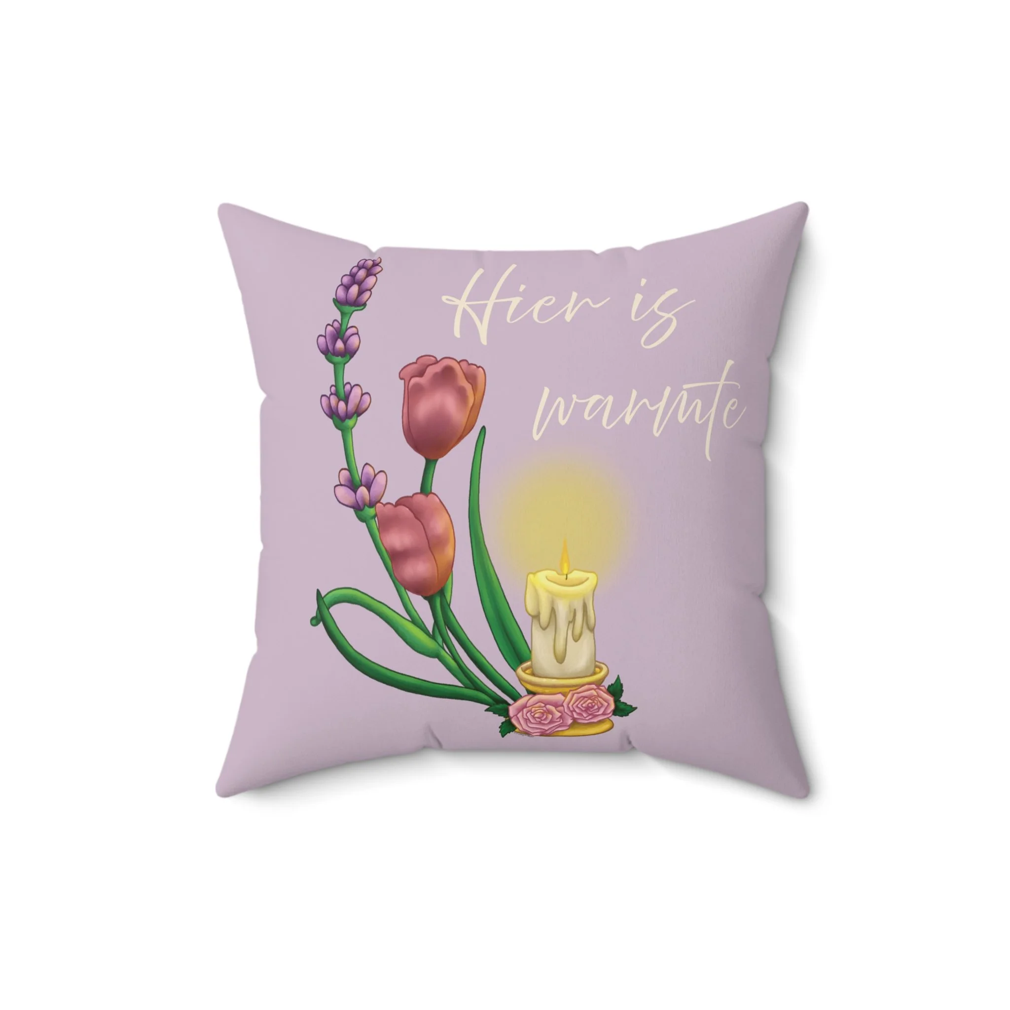 Hier Is Warmte decoratief lavendel kussen met cottagecore illustratie van kaars, lavendel en tulpen, grillige woondecoratie ontworpen in Haarlem Nederland. 16x16 in