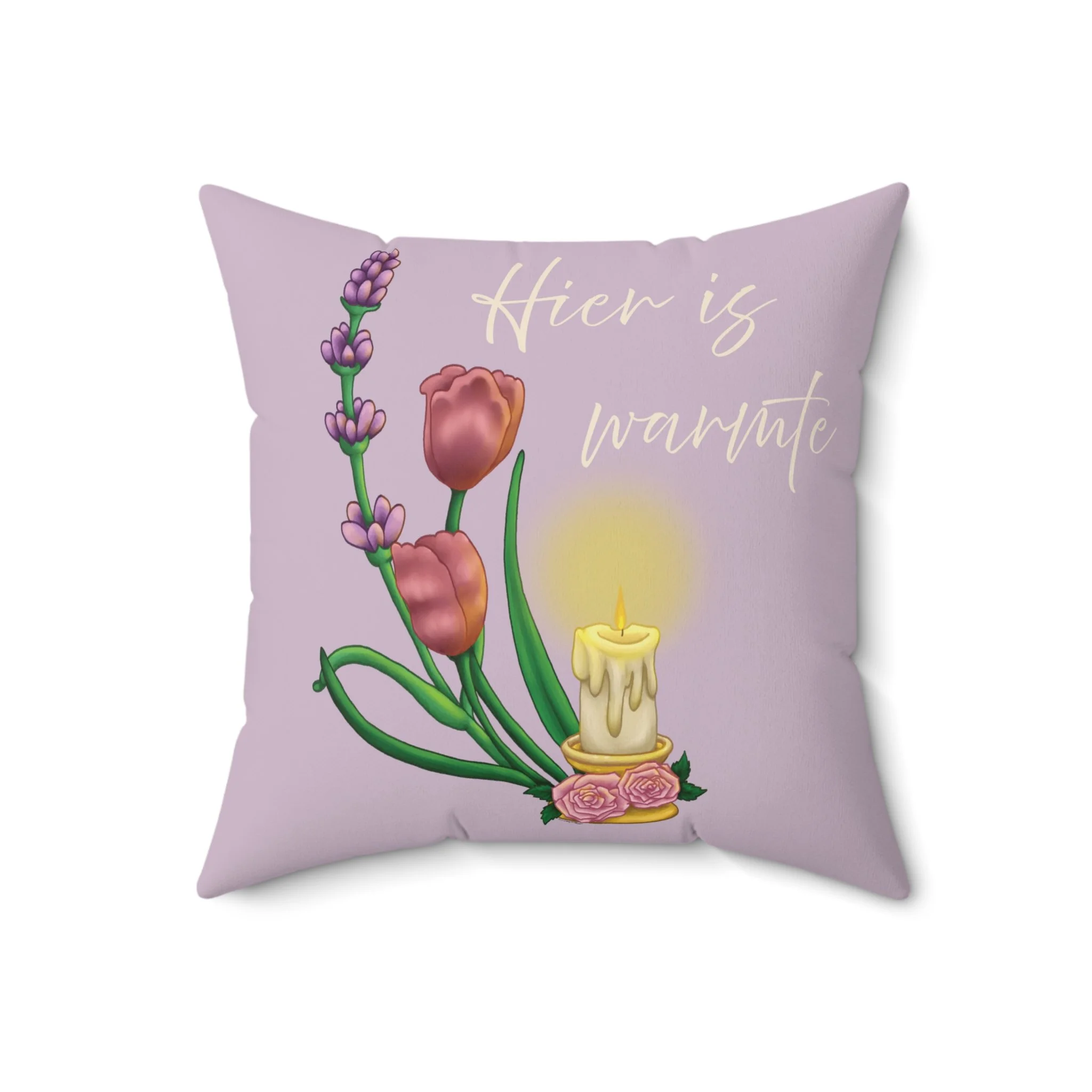 Hier Is Warmte decoratief lavendel kussen met cottagecore illustratie van kaars, lavendel en tulpen, grillige woondecoratie ontworpen in Haarlem Nederland. 18x18 in