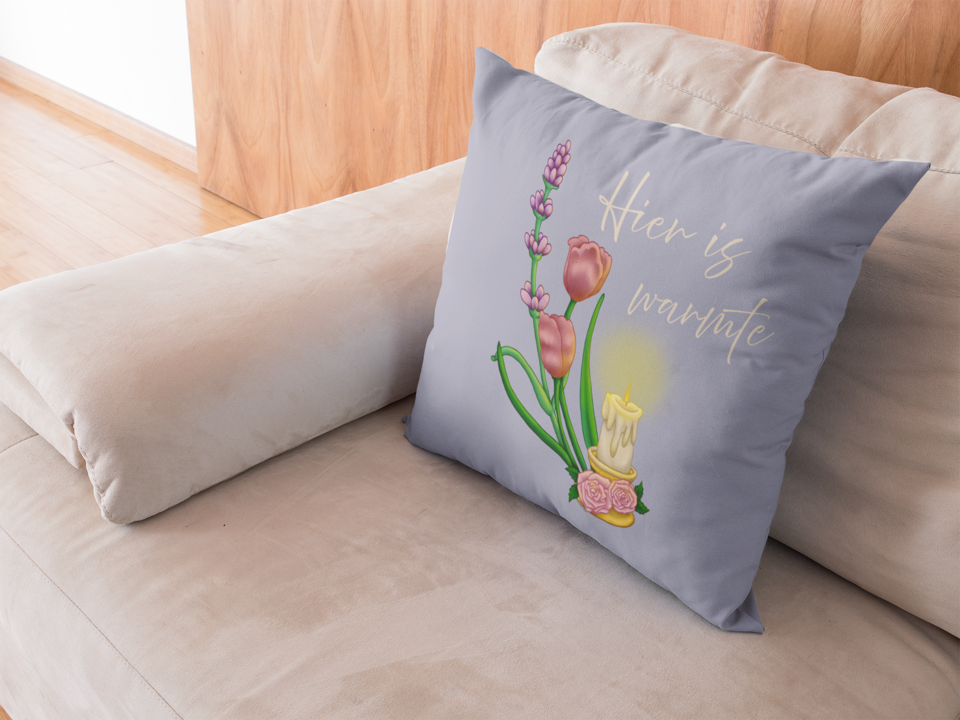 Hier Is Warmte decoratief lichtleisteenblauw kussen met cottagecore illustratie van kaars, lavendel en tulpen, grillige woondecoratie ontworpen in Haarlem Nederland
